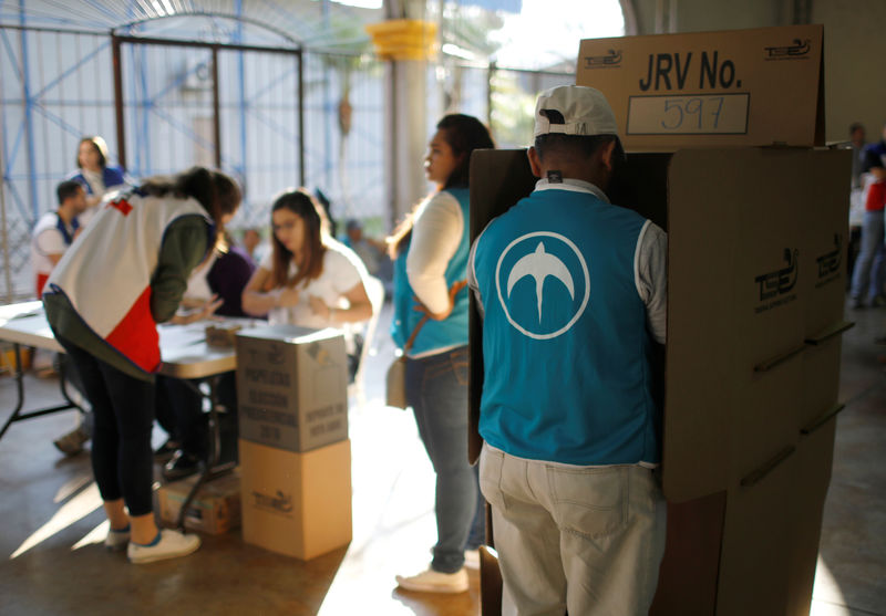© Reuters. انتخابات رئاسية في السلفادور يتصدرها سياسي من خارج الحزبين الرئيسيين