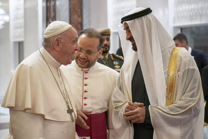 © Reuters. البابا يصل إلى الإمارات في زيارة تاريخية