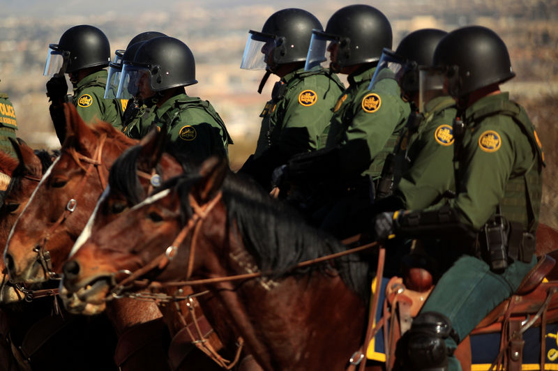 © Reuters. البنتاجون يعتزم نشر 3750 جنديا على  الحدود مع المكسيك