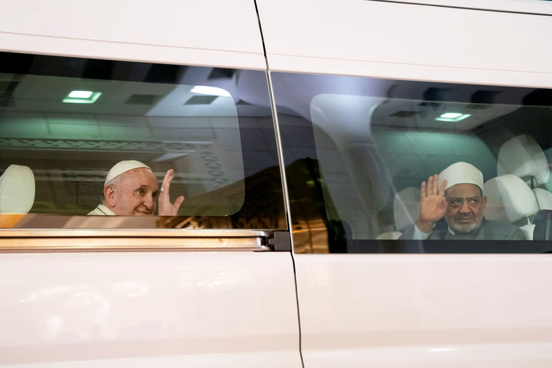 © Reuters. Pope Francis, Head of the Catholic Church is seen with Sheikh Ahmed Mohamed el-Tayeb, Egyptian Imam of al-Azhar Mosque, upon his arrival at Abu Dhabi International airport in Abu Dhabi