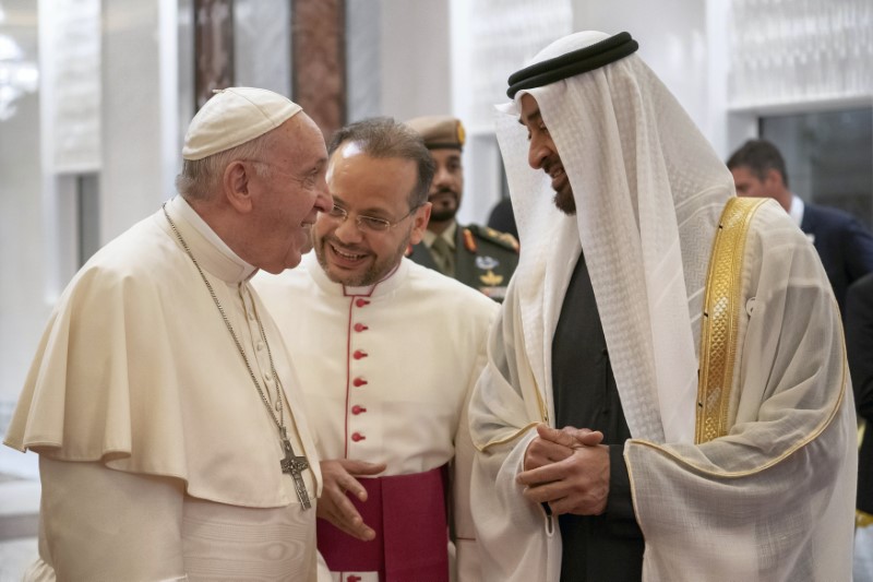 © Reuters. El papa Francisco, líder de la Iglesia Católica, es recibido por el príncipe heredero de Abu Dabi, Mohammed bin Zayed Al-Nahyan, a su llegada al Aeropuerto Internacional de Abu Dabi en Abu Dabi
