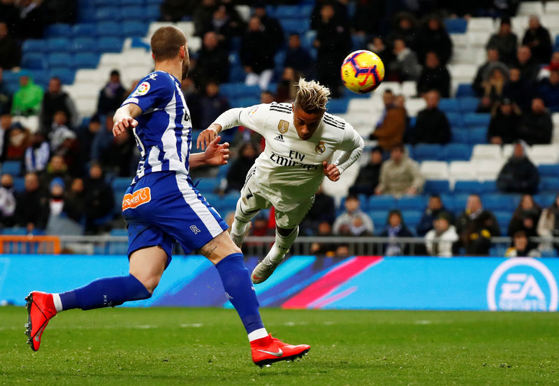 © Reuters. Mariano Díaz del Real Madrid anota el tercer gol de su equipo contra el Deportivo Alavés por La Liga