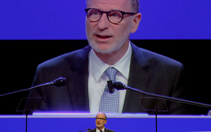 © Reuters. FILE PHOTO: Swiss bank Julius Baer CEO Bernhard Hodler attends the annual shareholder meeting in Duebendorf