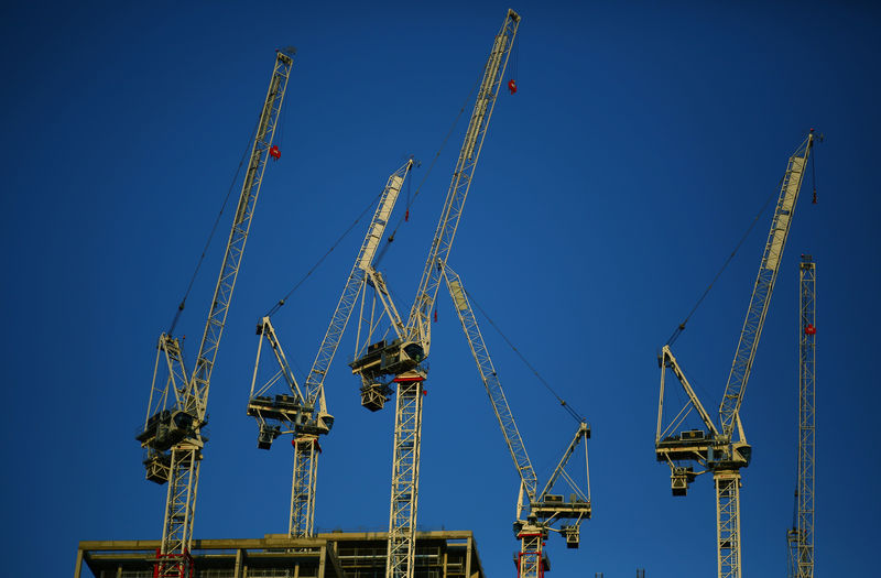 © Reuters. FILE PHOTO:  Cranes fill the sky above a construction site in central London