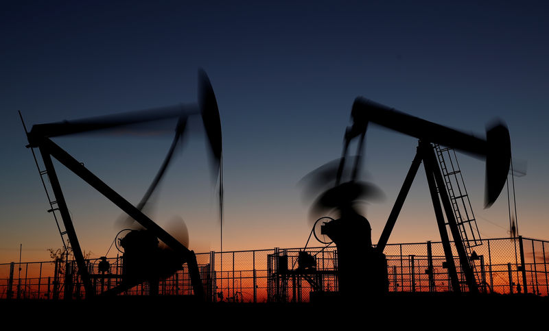 © Reuters. Oil pumps are seen after sunset outside Vaudoy-en-Brie