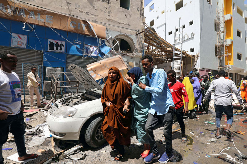© Reuters. الشرطة الصومالية: ارتفاع عدد قتلى هجوم بسيارة ملغومة في مقديشو إلى 11 قتيلا