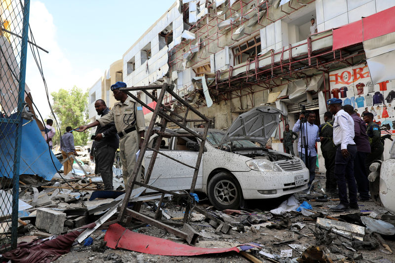 © Reuters. Mueren 11 personas en un atentado con coche bomba en un centro comercial de Somalia