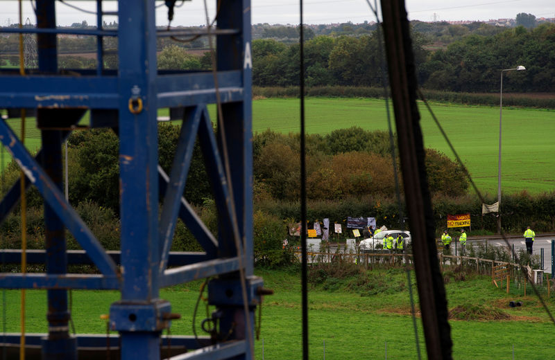 © Reuters. FILE PHOTO: Anti-fracking protesters are seen on the edge of the site where shale gas developer Cuadrilla Resources will start fracking for gas next week at its Preston New Road site near Blackpool