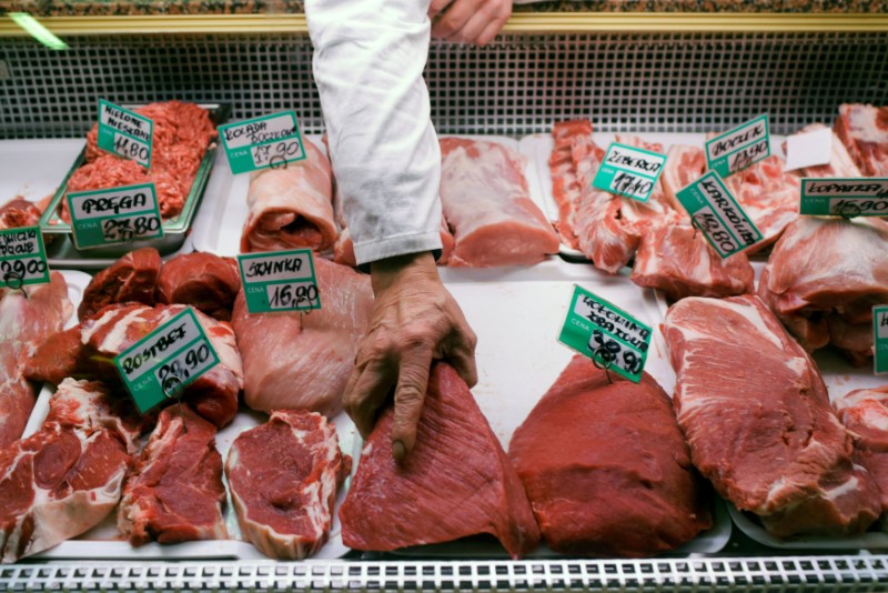 © Reuters. A butcher arranges pieces of beef at a meat market in Gdynia