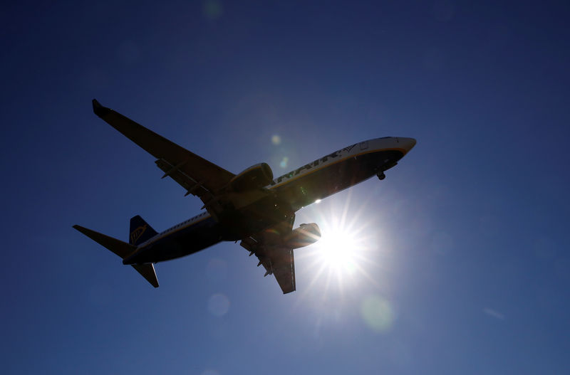 © Reuters. A Ryanair Boeing 737 aircraft approaches Paris-Beauvais airport in Tille