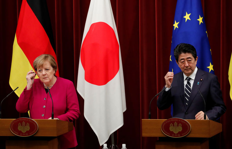 © Reuters. Japón y Alemania esperan una salida rápida a la crisis de Venezuela