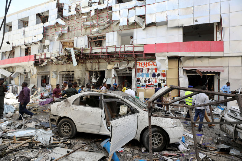 © Reuters. Forças de segurança da Somália em local de explosão em Mogadíscio