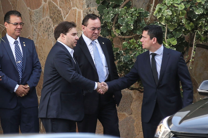 © Reuters. Presidente da Câmara, Rodrigo Maia, e ministro da Justiça e Segurança Pública, Sérgio Moro, em Brasília