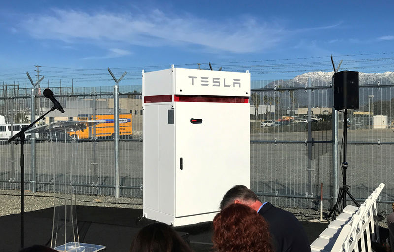 © Reuters. FILE PHOTO: Tesla PowerPack battery storage project is on display during its unveiling in Mira Loma