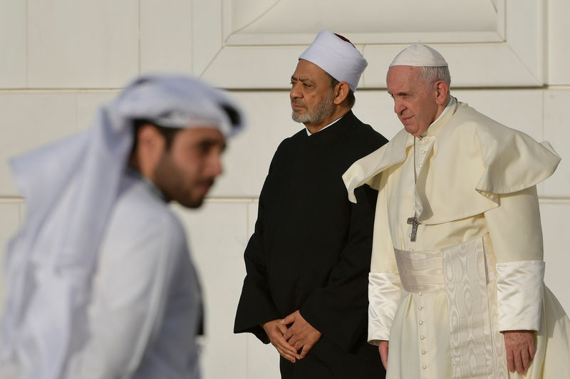 © Reuters. شيخ الأزهر يدعو المسلمين في الشرق الأوسط إلى حماية المسيحيين