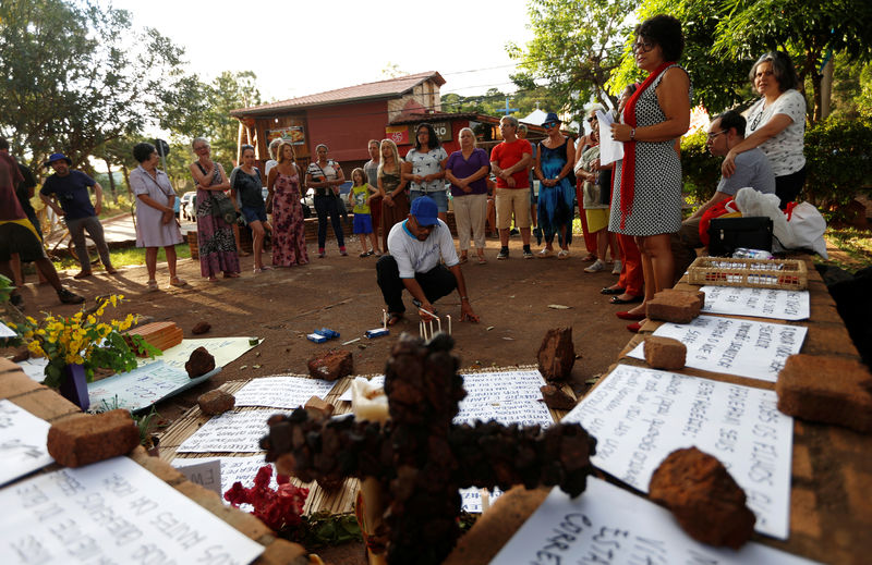 © Reuters. Moradores participam de cerimônia em homenagem às vítimas do rompimento da barragem da Vale em Brumadinho