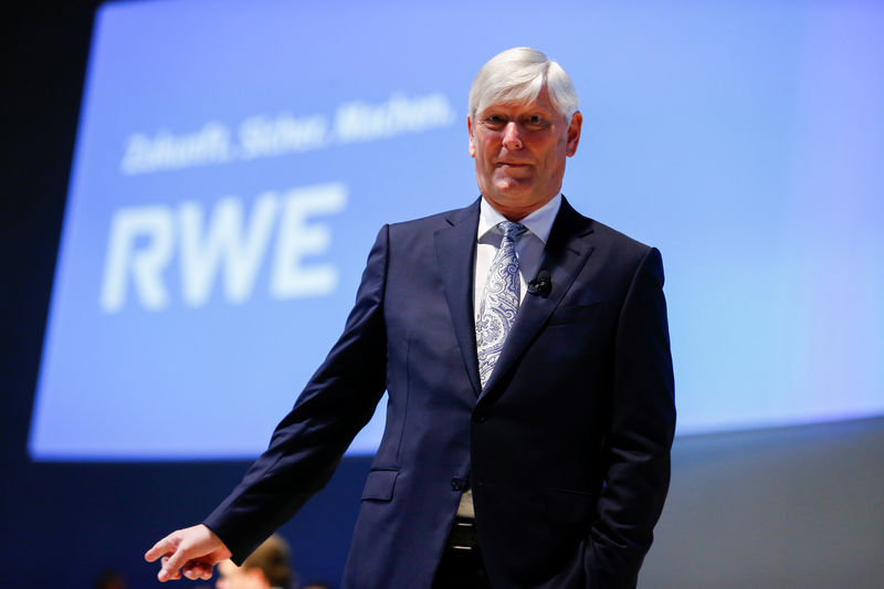 © Reuters. RWE CEO Rolf Martin Schmitz attends the annual shareholders meeting of German power supplier RWE in Essen