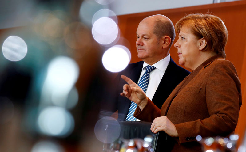 © Reuters. FILE PHOTO: German Chancellor Angela Merkel and Finance Minister Olaf Scholz attend the weekly cabinet meeting in Berlin