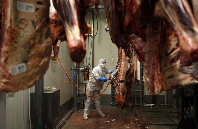 © Reuters. Trabalhador corta carnes em frigorífico de Golina, Polônia