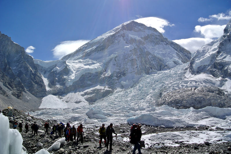 © Reuters. Alpinistas caminham nos arredores do Monte Everest