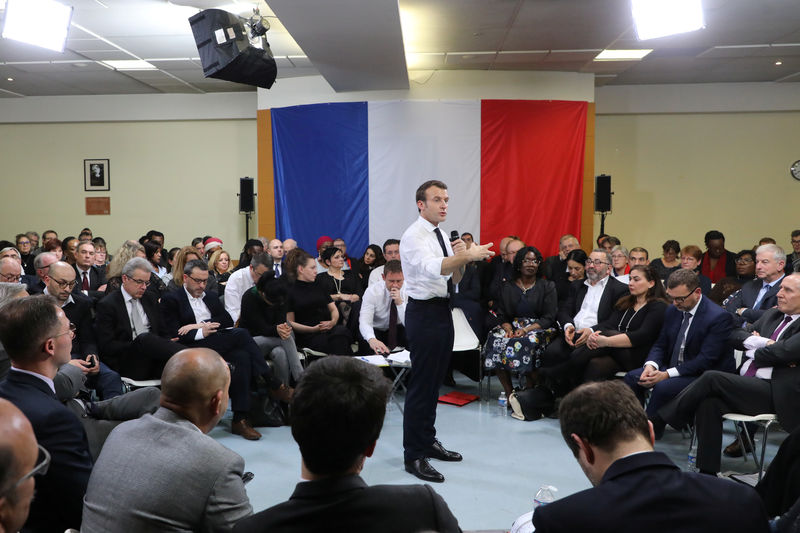 © Reuters. MACRON EN BANLIEUE, GRANDE ABSENTE DU "GRAND DÉBAT NATIONAL"