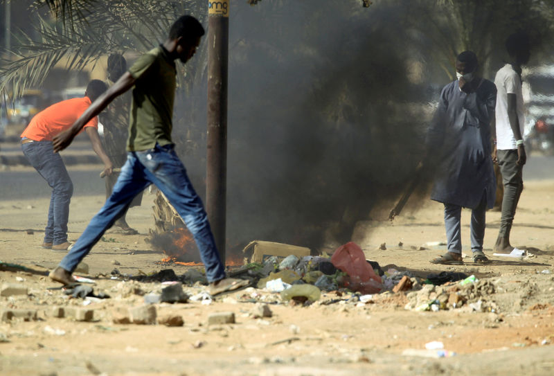 © Reuters. وزير سوداني يتودد إلى الشباب مع اقتراب الاحتجاجات من أسبوعها السابع
