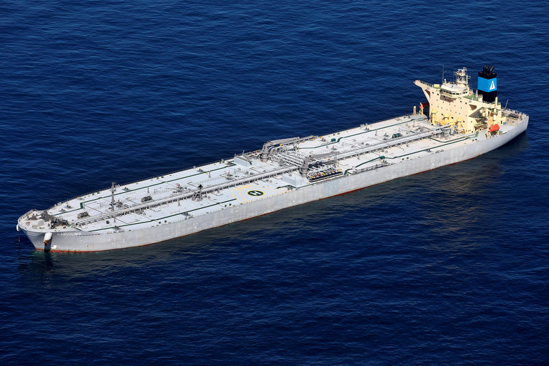 © Reuters. FILE PHOTO: The oil tanker Karvounis lies at anchor stranded off the coast of Louisiana