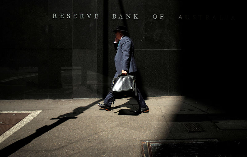 © Reuters. FILE PHOTO - A Sydney businessman walks into the light outside the Reserve Bank of Australia