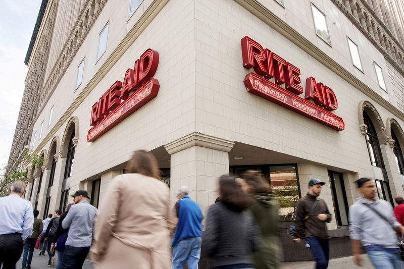 © Reuters. FILE PHOTO: Pedestrians pass a Rite Aid store in Oakland