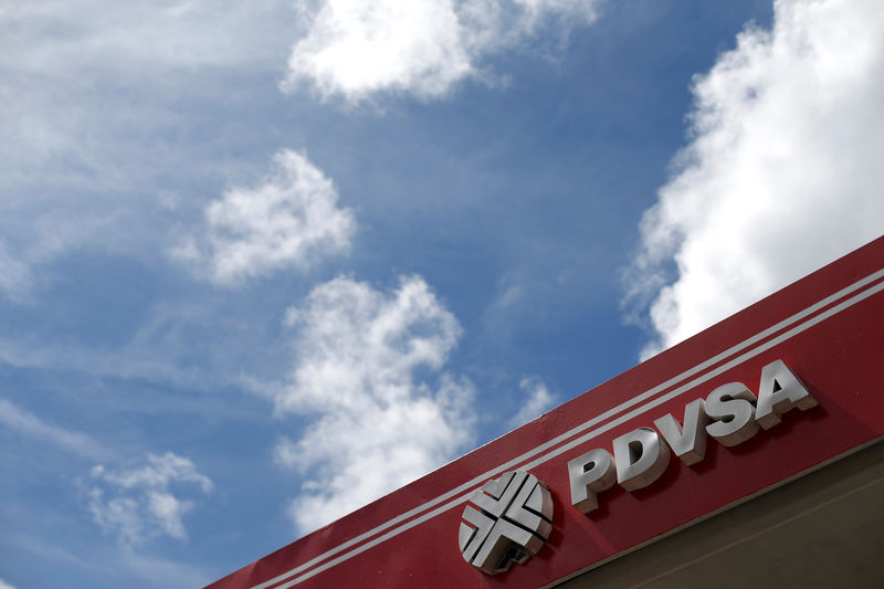 © Reuters. Логотип PDVSA на АЗС в Каракасе