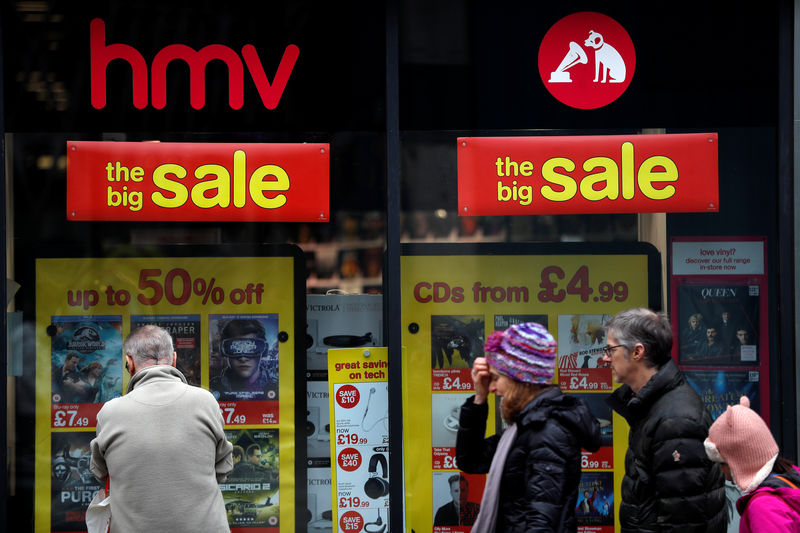 © Reuters. Pedestrians walk past an HMV shop in central London