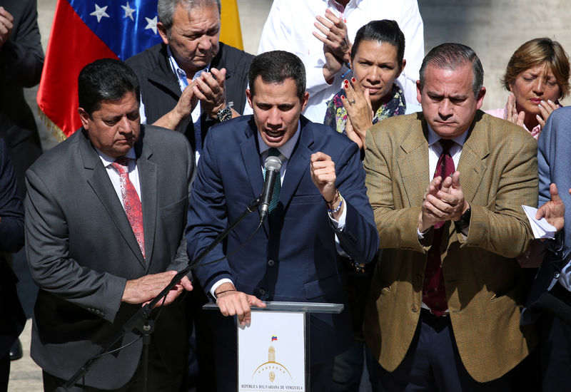 © Reuters. El líder de la oposición venezolana Juan Guaidó habla durante una conferencia de prensa en la sede de la Asamblea Nacional en Caracas