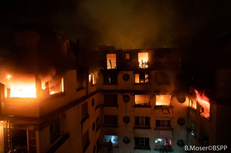 © Reuters. Detenida una mujer tras un incendio en París que ha dejado 8 muertos y 30 heridos