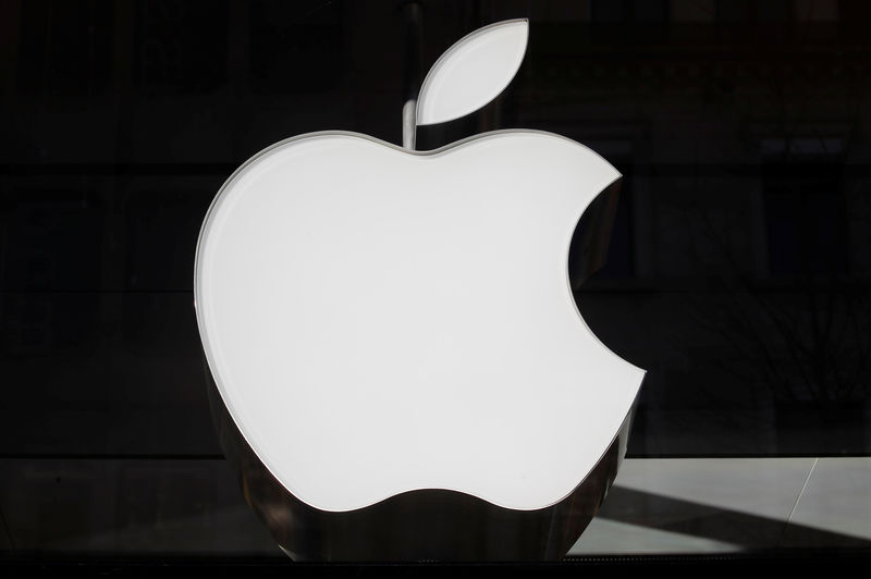 © Reuters. Logo of Apple is seen at a store in Zurich