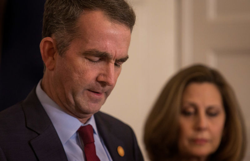 © Reuters. Virginia Governor Ralph Northam, accompanied by his wife Pamela Northam announces he will not resign during a news conference in Richmond