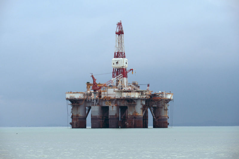 © Reuters. FILE PHOTO: An oil rig off the coast of Johor