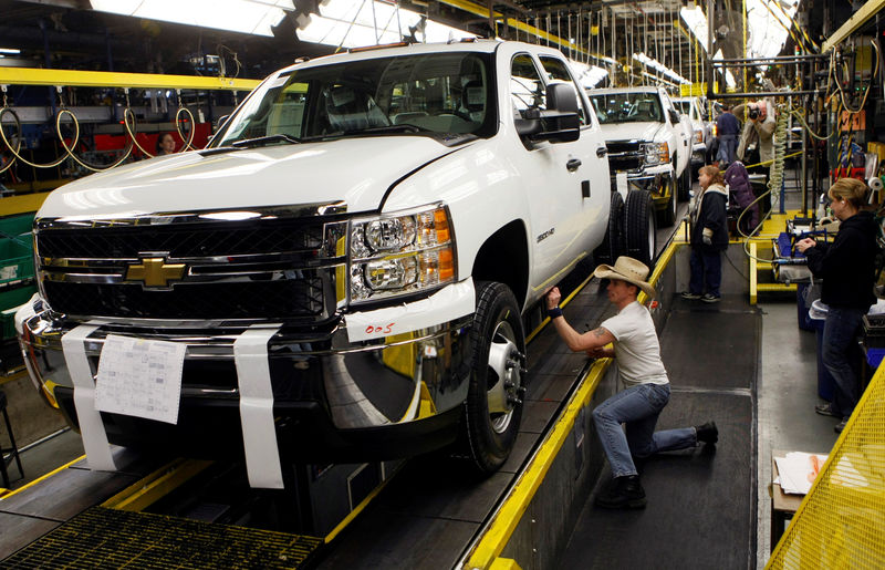 © Reuters. FILE PHOTO: General Motors auto assembly workers work on partially finished Chevrolet Silverado pickup trucks at the Flint Assembly in Flint