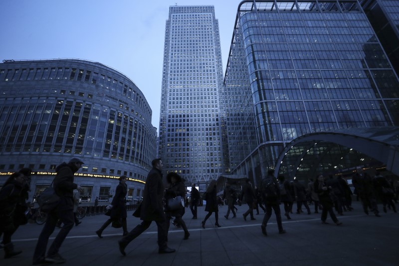 © Reuters. Workers walk to work during the morning rush hour in the financial district of Canary Wharf in London