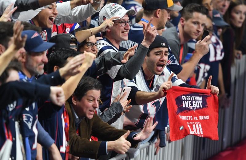 © Reuters. Torcedores do New England Patriots comemoram vitória no Super Bowl