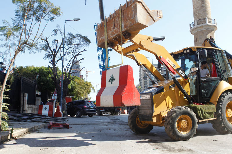 © Reuters. إزالة حواجز أمنية تضيق الخناق على المرور في وسط بيروت منذ سنوات
