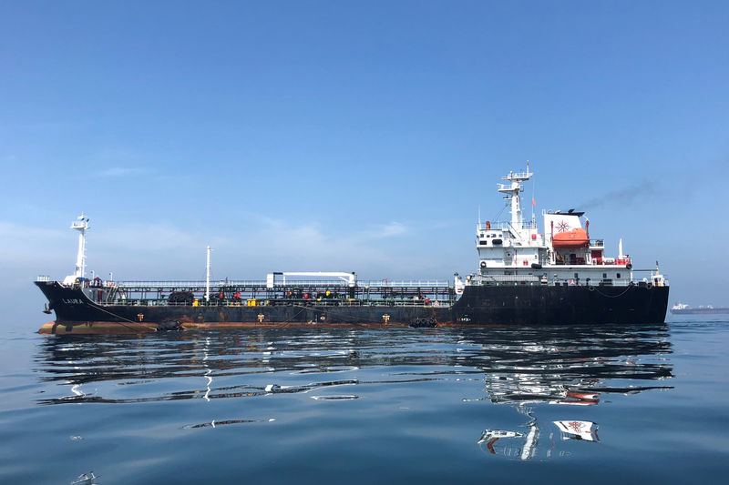 © Reuters. FILE PHOTO: An oil tanker is seen in the sea outside the Puerto La Cruz oil refinery in Puerto La Cruz