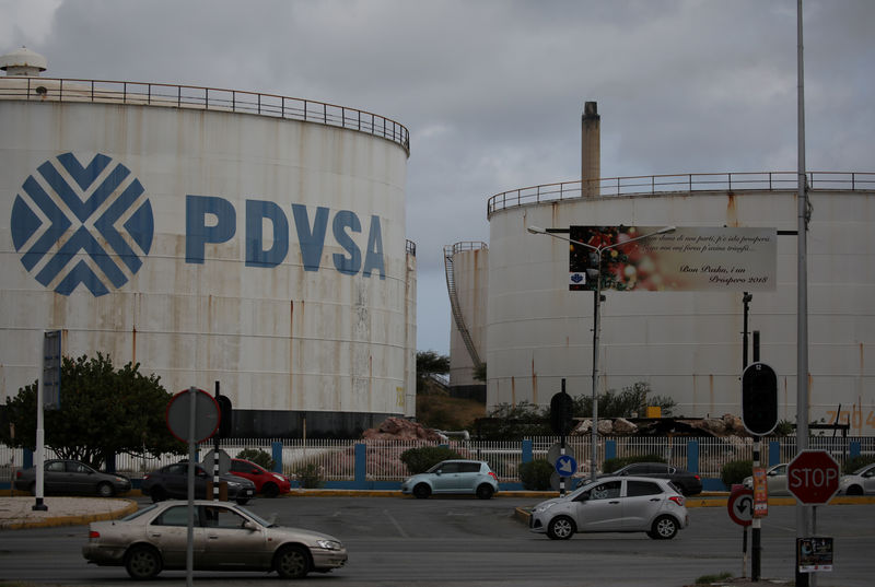 © Reuters. FILE PHOTO: Logo of Venezuelan oil company PDVSA is seen on a tank at Isla refinery in Willemstad on the island of Curacao