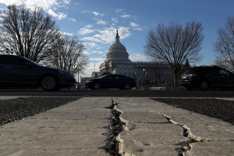 © Reuters. Motorists pass the U.S. Capitol in Washington