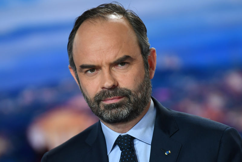 © Reuters. PHILIPPE "ENTEND" LES ARGUMENTS CONTRE UN RÉFÉRENDUM EN MAI