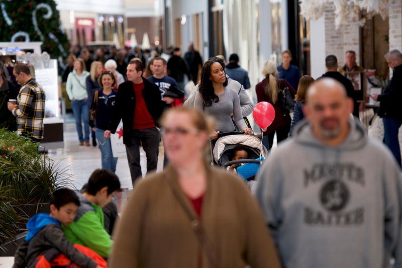 © Reuters. FILE PHOTO: Shoppers walk through the King of Prussia Mall, United States' largest retail shopping space, in King of Prussia