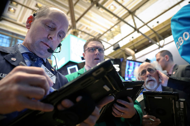 © Reuters. FILE PHOTO: Traders work on the floor of the NYSE in New York