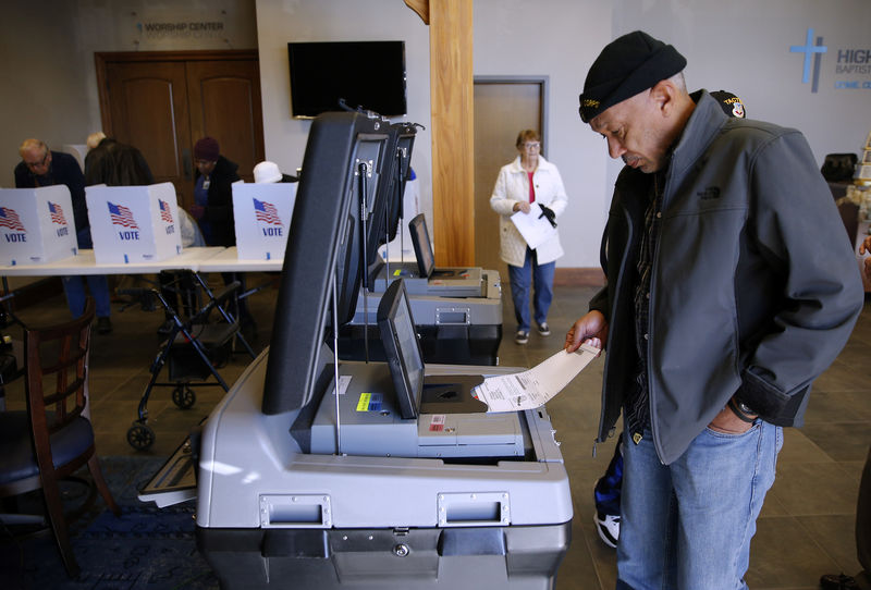 © Reuters. Eleitor registra seu voto durante eleição de novembro de 2018 nos EUA