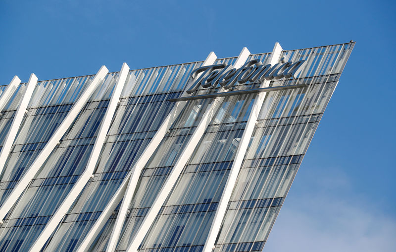 © Reuters. FILE PHOTO: A Telefonica logo on a Telefonica office building in Barcelona