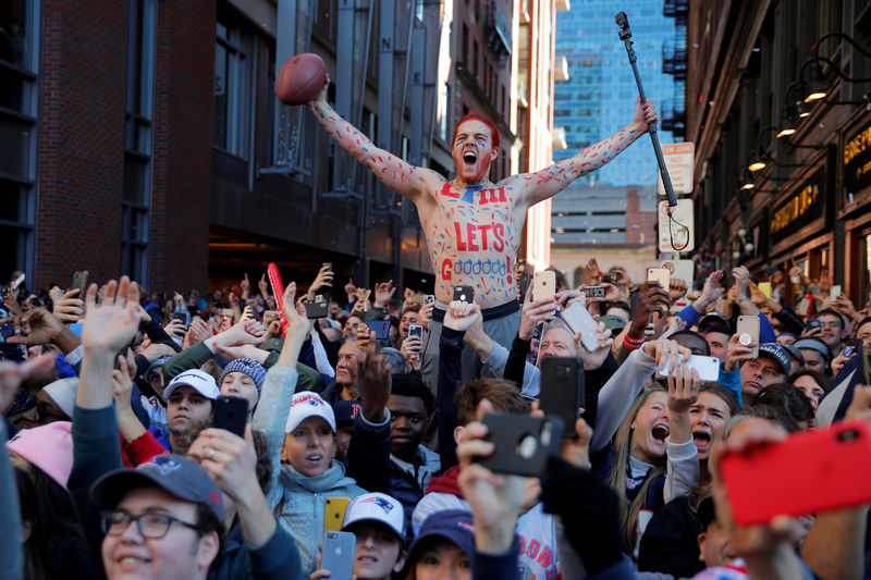 © Reuters. Fans cheer during a victory parade for the New England Patriots in Boston