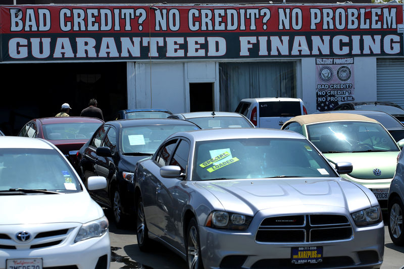 © Reuters. FILE PHOTO: Used cars are shown for sale in National City, California